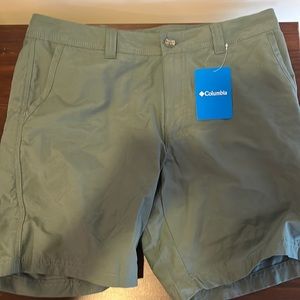 32 inch waist 8 inseam Columbia Mens shorts belt loops never worn forest green